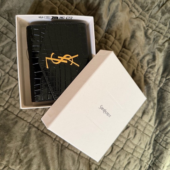 YSL Uptown Compact Bifold Wallet In Black Crocodile-embossed Shiny Leather - Picture 8 of 10
